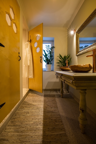 Elke kamer heeft een eigen douche cabine in de gezamelijke badkamer.