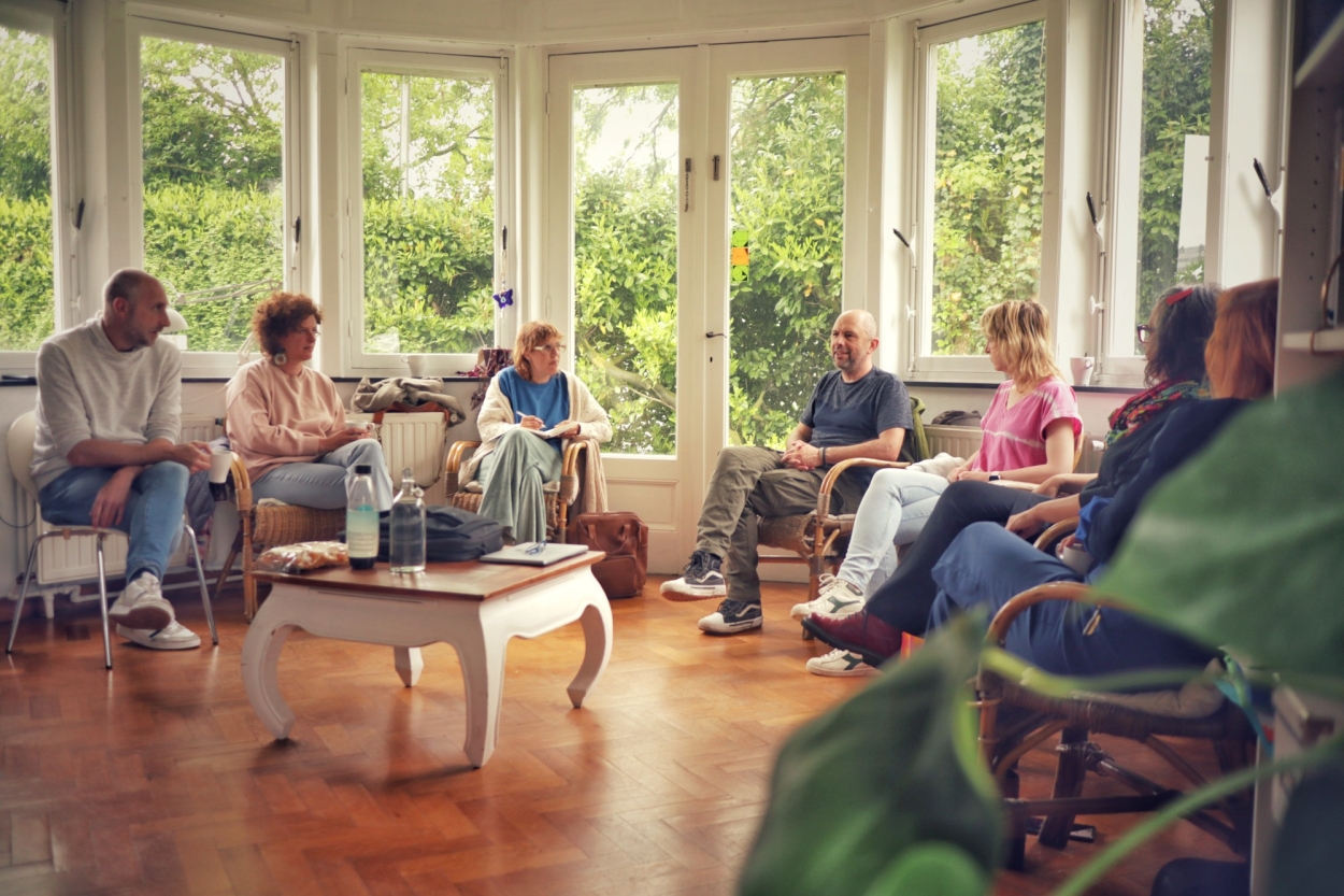 Het kernteam werkt samen in het kantoor te Gent om de Stuyfwerking te versterken.